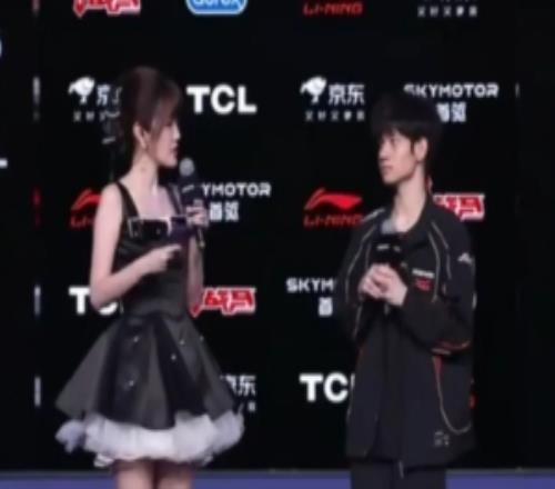 赛后采访HongQ：小徐说想玩小炮上单有点慌，四级被单杀更慌了