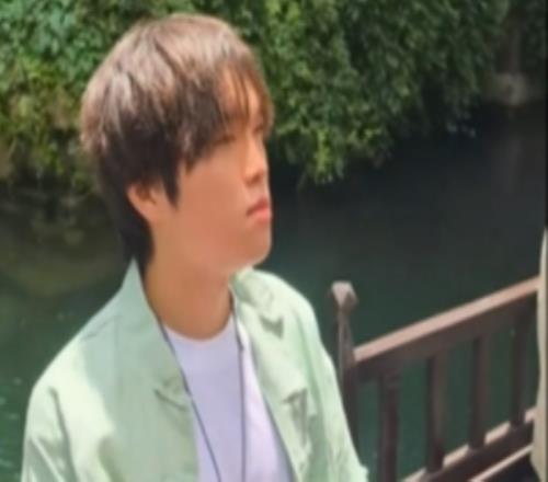 BLG发布队员乘坐游船视频：Bin面无表情向粉丝比心