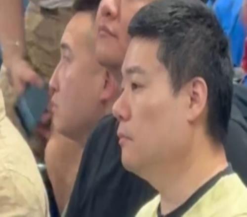 跨界联动！丁俊晖到北京男篮主场观战CBA京沪大战G3正在进行中
