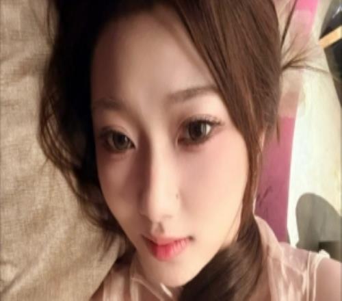 主持人阿芙晒照：依旧在符文战场上完早八我就这样瘫倒