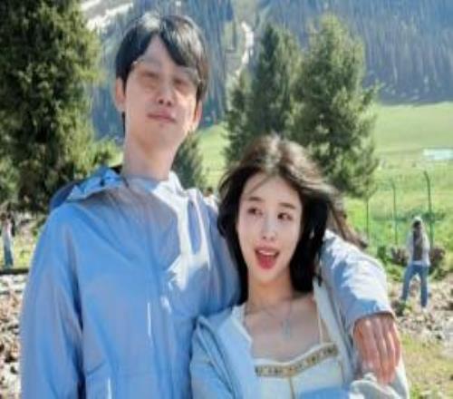 糖小幽分享与Doinb旅游合照：“无奖竞猜这是新疆的哪里”