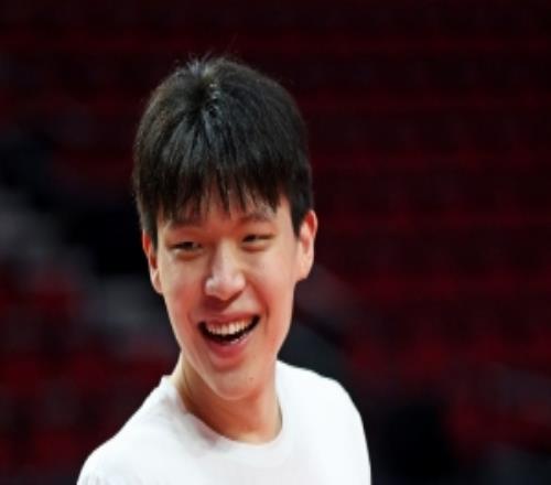 翻译：本不咋玩游戏被瀚森拉着玩我段位太低他只能用小号跟我玩