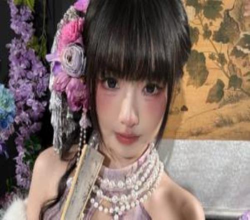 LPL互动女主持人周敢敢分享美照：“我就这样萌萌的出现！”