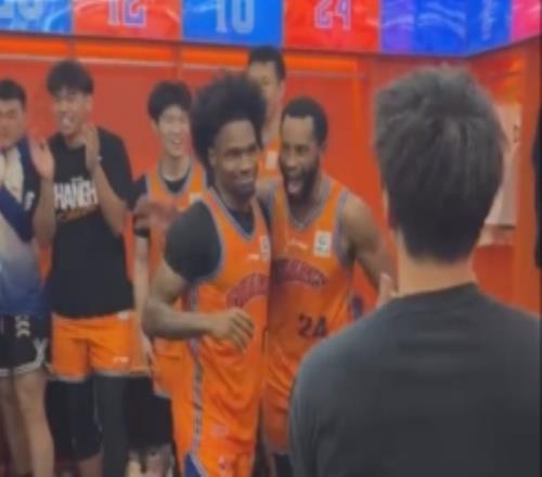 绝杀英雄！赛后上海更衣室成欢乐海洋古德温与队友一一击掌庆祝