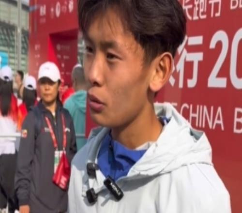 王文杰在日本比赛跑出27分47秒53，刷新男子万米全国纪录