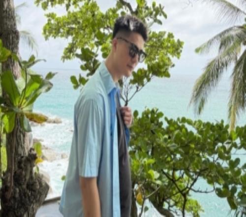 开启假期模式！朱松玮晒在泰国普吉岛的游玩照：拥抱大海