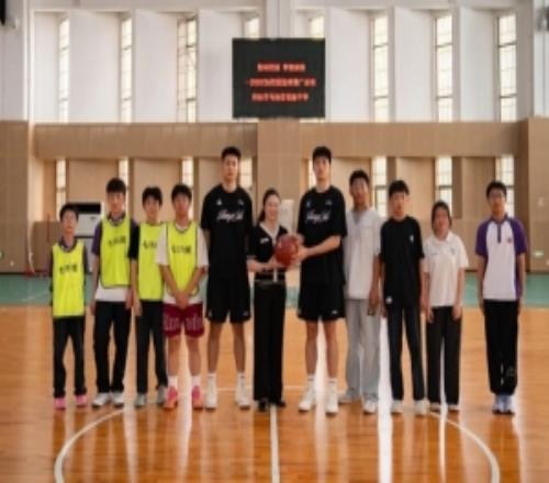 公益行篮动校园梦想启航！肯帝亚男篮走进马相伯初级中学