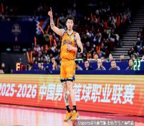状态依旧很好！张镇麟打满首节5中4贡献11分4板三分2中1