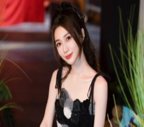 主持人小悠晒照：踏入童话秘境，只为奔赴一场线下赛场的狂欢