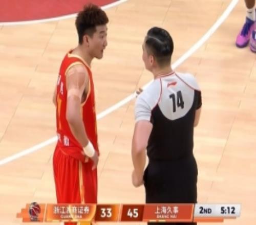 难受！李弘权空切上篮造杀伤孙铭徽8分钟第3犯&与裁判交流