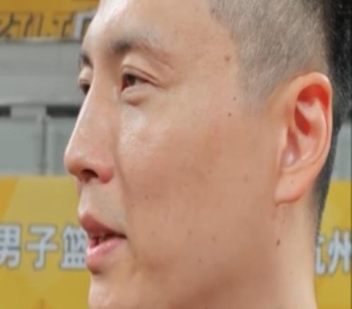 卢伟：双外援出战大家都在做出牺牲会针对布朗做出布置
