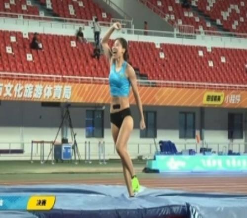 全国田径大奖赛女子撑竿跳高：牛春格4米73夺冠并刷新亚洲纪录