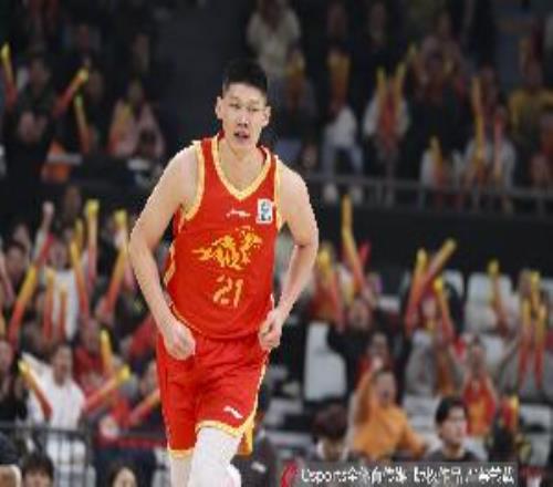 媒体人：胡金秋应该是左膝盖有问题对阵深圳时直播镜头就能看到