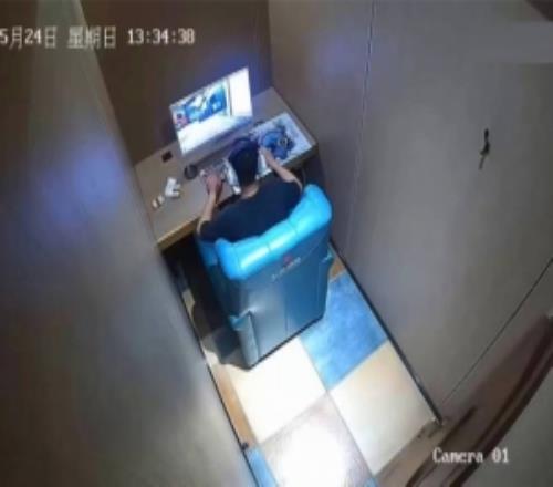 毅力惊人！网友在网吧被女网管误泼热水烫到惨叫也不中断游戏