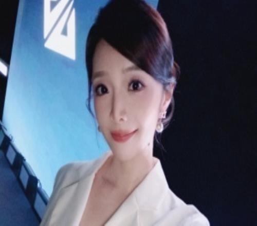 LPL女主持余霜晒照：是以下克上的热血啊！WE梦想还在延续