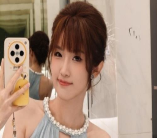 主持人夏安分享照片：儿童节快乐！昨天下班收到了妹妹的花！