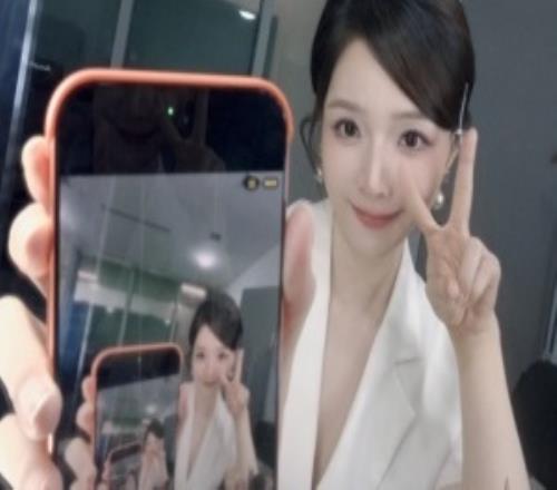 LPL女主持余霜晒照：在了！！