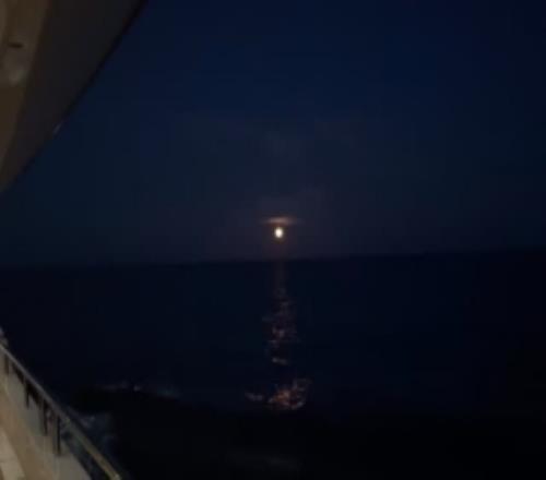 海上生明月！詹姆斯晒在游艇上观赏夜景：橘色圆月