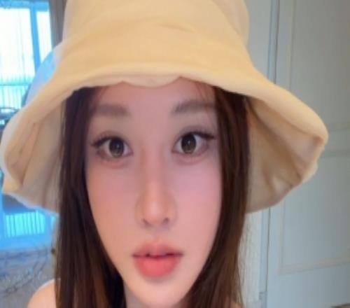 五五开前女友赵梦玥晒照：好喜欢我在韩国买的这个眼睫毛