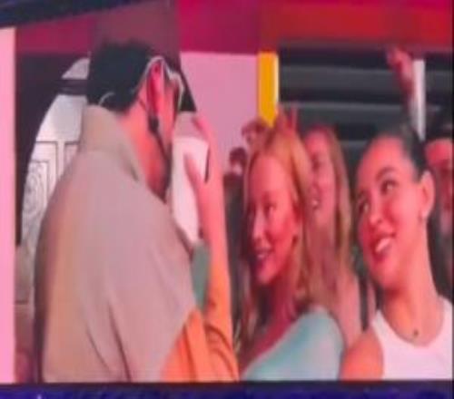 姆巴佩女友观看badbunny演唱会，现场秀热舞