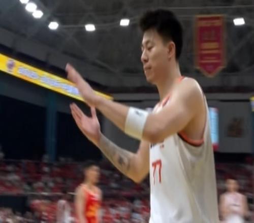 终于得到罚球！张镇麟奋力拼下前场篮板补篮造犯规&双手合十