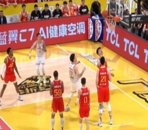 张镇麟背身单打造犯规抛投在篮筐上停了一下还是掉进去了