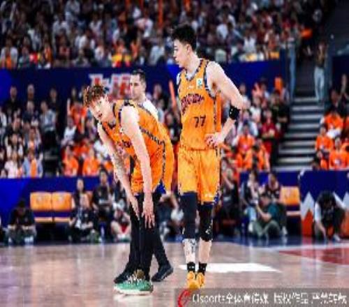 两人都三犯！王哲林7中4拿到9分填满数据栏张镇麟拿到2分2板3助