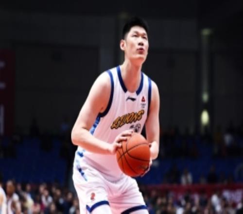 媒体人：胡金秋带着膝伤在篮下肉搏行胜于言他用行动感染了全队