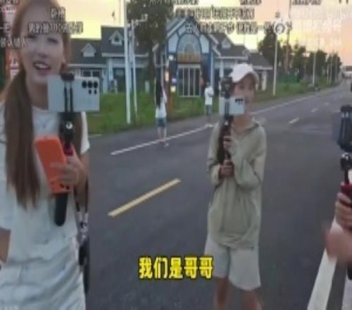 非偷看裙底icon直播与主播打赌输的人要找个异性在他她面前假装摔倒