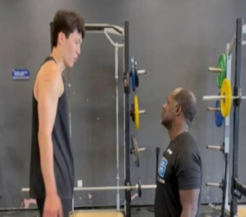 杨瀚森工作室：杨瀚森顺利抵达青岛次日便跟随外教开启专项训练