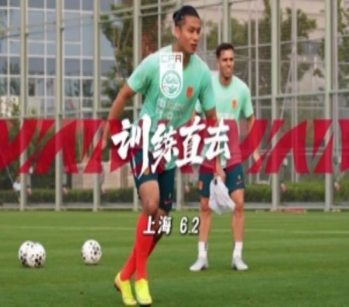 6月2日，中国男足继续在上海集训训练前张玉宁和毛伟杰接受采访