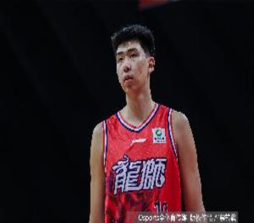 媒体人：徐昕防守面积有限进攻手段偏少但确实打得越来越好了