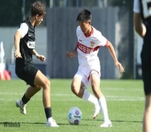 官方：谢初筠离开斯图加特U19队他正在参加土伦杯