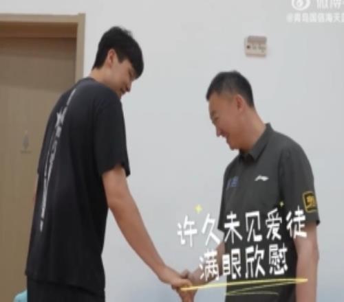 杨瀚森重返青岛的"家"见到许久未见的教练队友们肉眼可见的开心