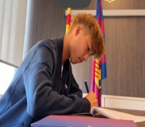 现场视频！董路晒李昊炎签约巴萨拉玛西亚成拉玛西亚中国第一人