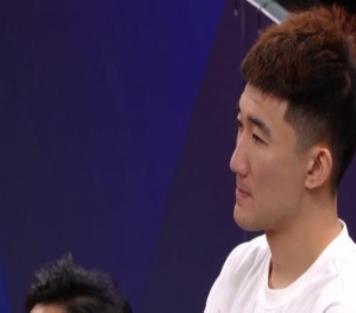 心里是不是很着急呢孙铭徽现身场边因发烧缺席关键战G5！