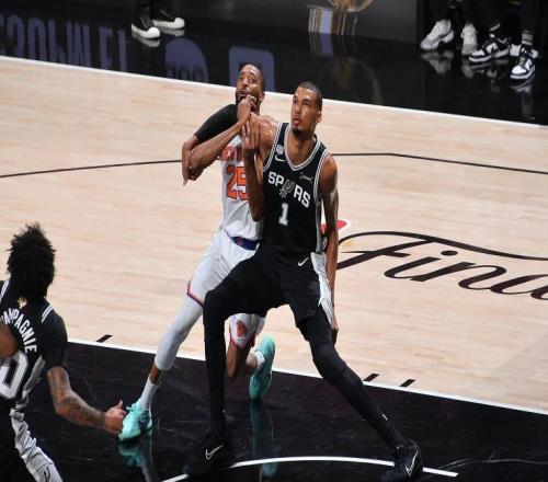 NBA布伦森带伤轰下30+3，尼克斯取得总决赛开门红