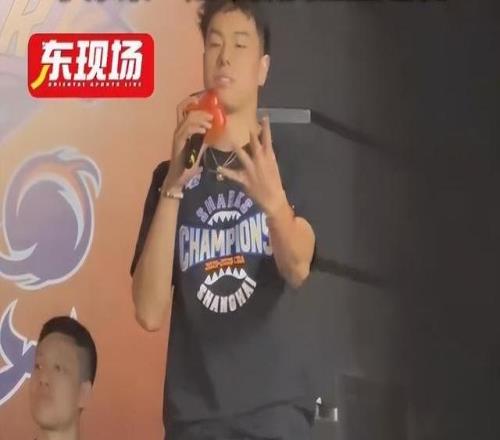 李添荣活动现场比出4冠手势看齐张镇麟：我们还有很多冠军