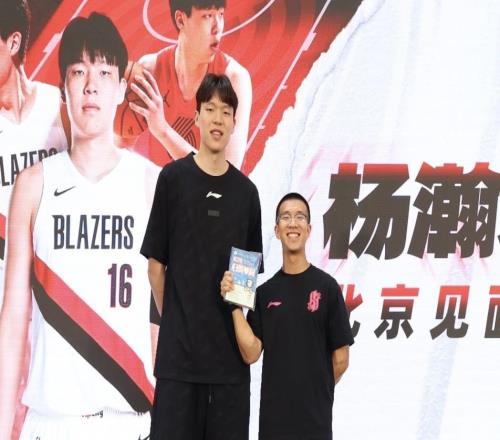 翻译：杨瀚森生日我送他英语书学习，一赛季过去连塑封都没拆
