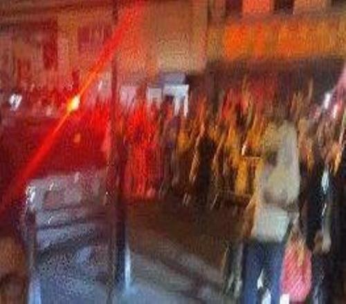 纽约球迷深夜围堵马刺酒店文班遭“臭鸡蛋”招呼
