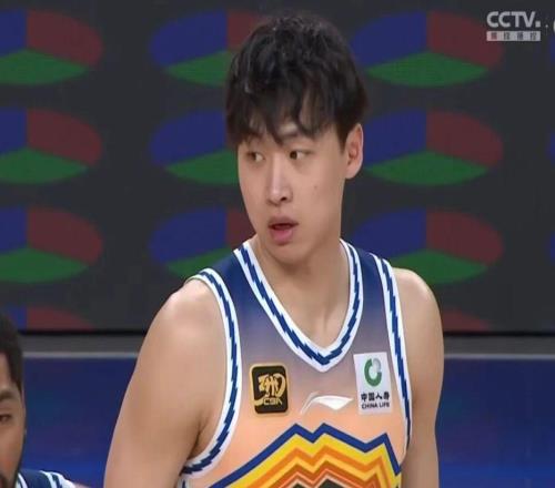 CBA快讯！新疆续约齐麟，辽宁内线赴美特训，胡明轩在深圳康复