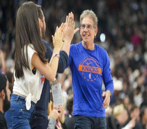 尼克斯球迷烧掉了NBA总决赛第三场球衣，去除残留的特朗普的气味