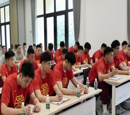 中国体育报：中国男篮全力备战世预赛，集训和热身赛赵继伟为队长