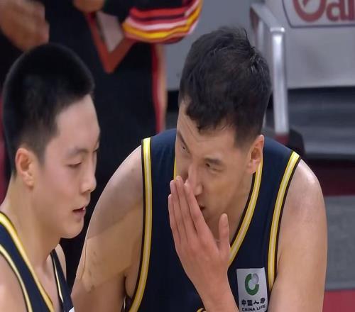 突发！CBA冠军中锋确认被裁，曾是广东队第一克星！