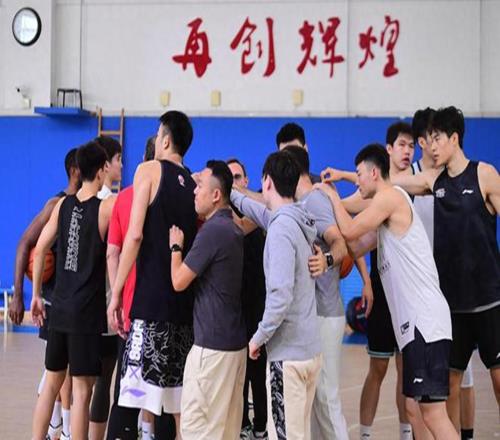 辽篮2米15内线练出新技能，赴美特训成效显著，新赛季看点拉满