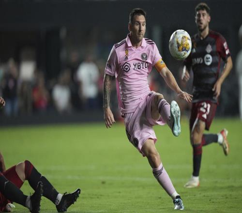 离开巴萨皇马谁更强梅西美职联对决C罗沙特联金靴！谁含金量高