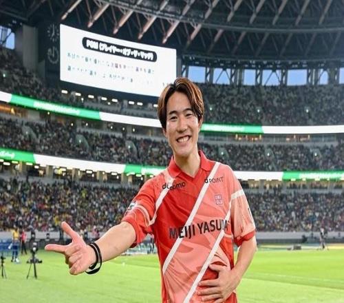 记者：日本小将佐藤龙之介预计与瓦伦西亚签约5年