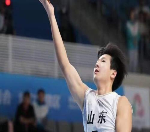 0.6秒上演3分绝杀！又一位天才锋线崛起，18岁，山东人，鲁媒盛赞