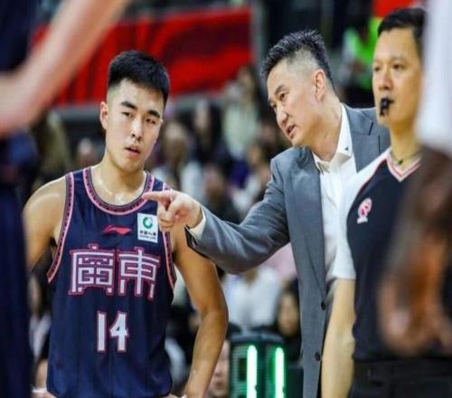 张文逸回到广东男篮集训，北京夺冠功勋确定退役，上海欲续约弗格