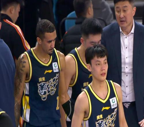 不打了！CBA强力中锋退出广东队，张文逸续约留队！